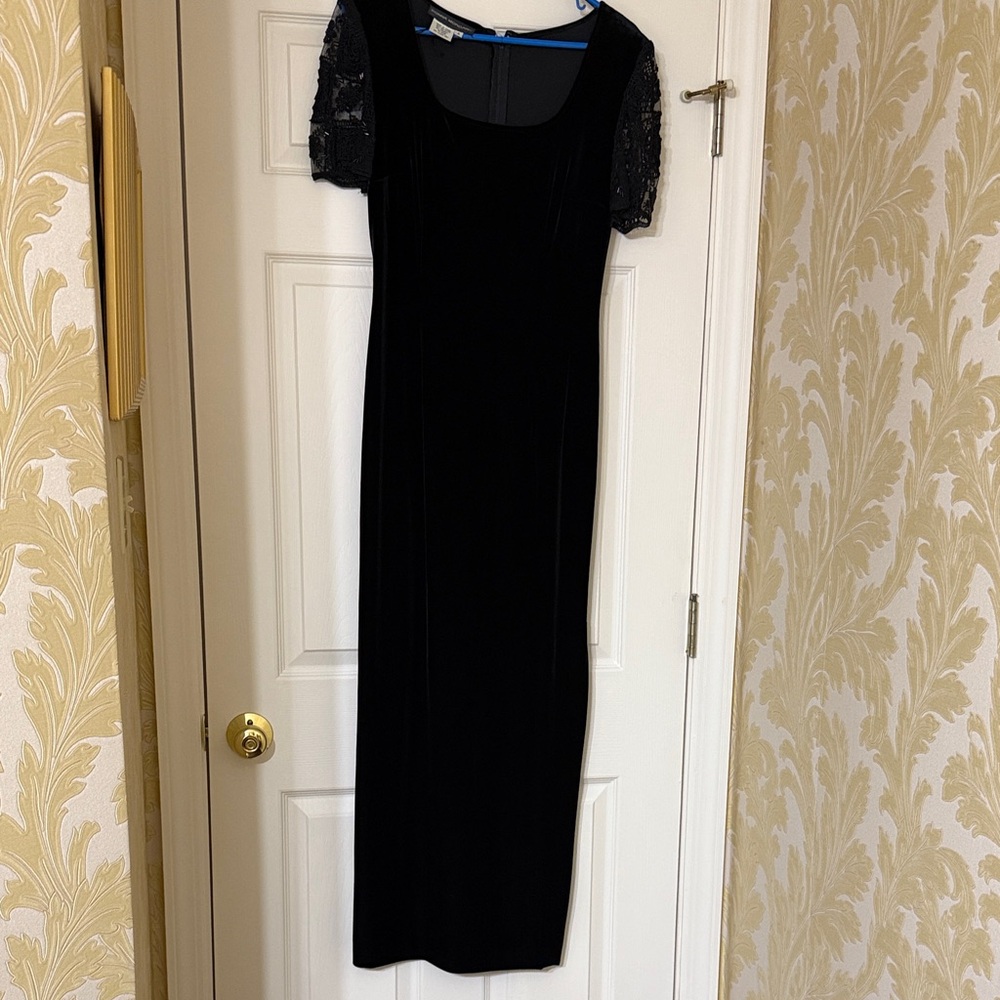 Donna Morgan velvet maxi formal dress. Black size 4. Gorgeous sleeve detailing.